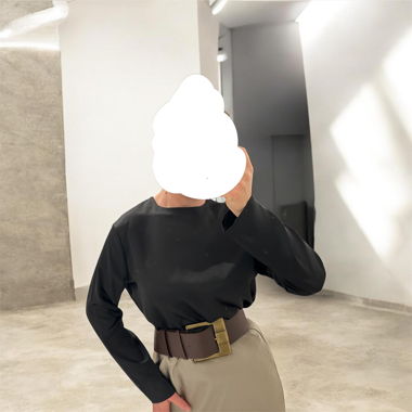 Top nero a maniche lunghe