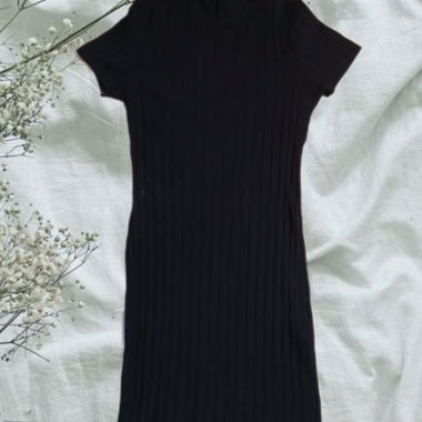 Robe noire côtelée à col montant
