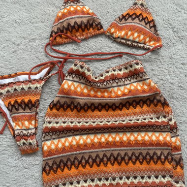 Set di gonna e costume da bagno arancione e marrone