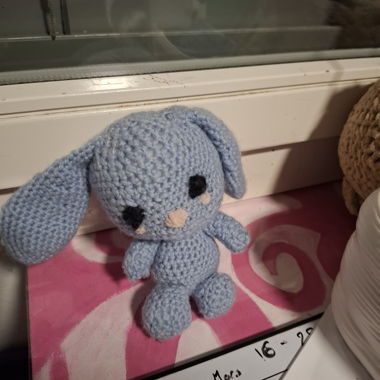 Lapin en crochet bleu fait maison 