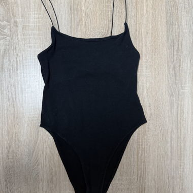 Schwarzer Body mit dünnen Trägern