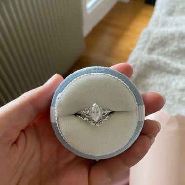 Ring mit silbernem Edelstein