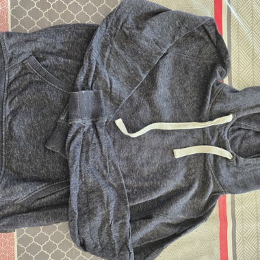 Dunkelgrauer Hoodie