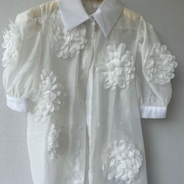 Camicetta in pizzo con fiori applicati