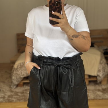 Short en simili cuir