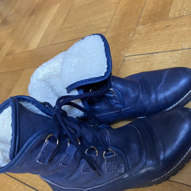 Blaue Winter gepolsterte Stiefel