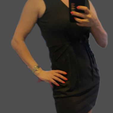 Dunkelgraues Mini-Kleid mit V-Ausschnitt und schmeichelnden Nähten