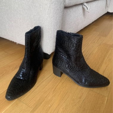 Schwarze Bottines mit Schlangeneffekt
