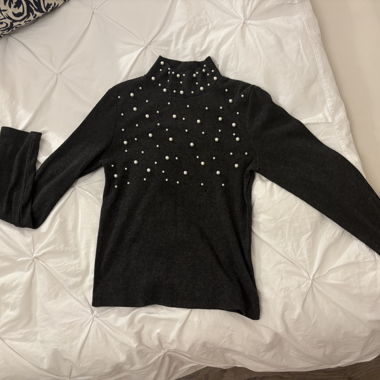 Dunkelgrauer dünner Pullover mit Perlen 