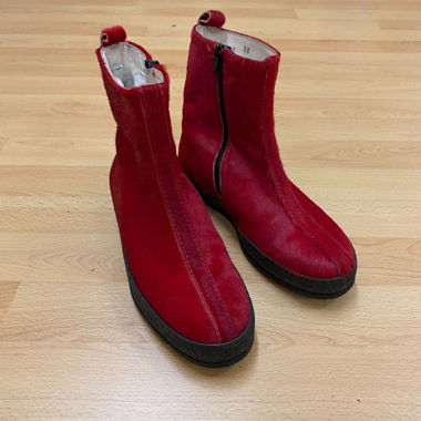Rote Winterschuhe mit Kuhfell
