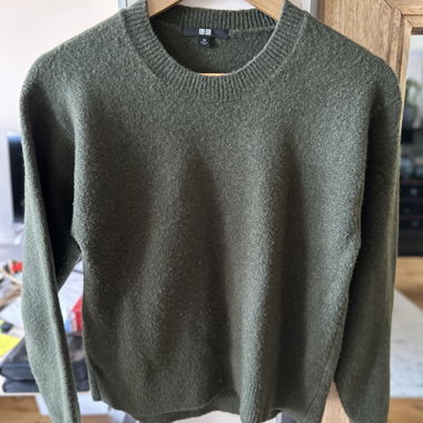 Olivgrüner Puffstrick-Pullover