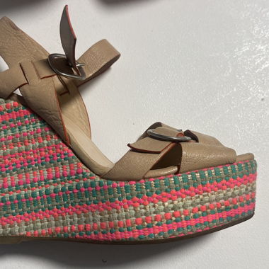 Keilsandalen von Castaner aus beigem Leder