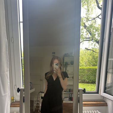 Schwarzes Kleid
