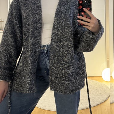 Cardigan avvolgente grigio lavorato a maglia