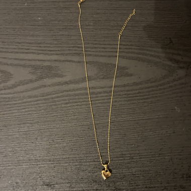 Goldfarbene Halskette mit Herzanhänger