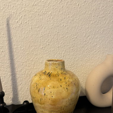Rustikale Keramikvase in Gelb