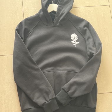 Schwarzer Hoodie mit Rosenlogo