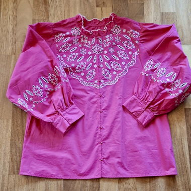 Blusa da donna rosa con ricamo
