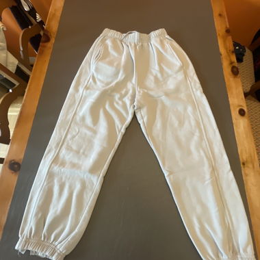 Light grey sweatpants with elastic cuffs
