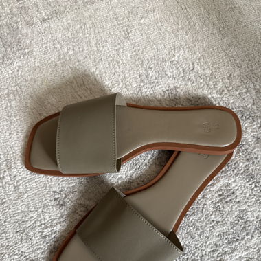 Olivegrüne Sandalen