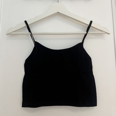 Schwarzes Träger-Top mit schmalen Trägern von Stradivarius