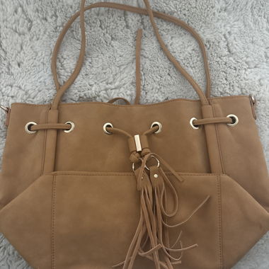 Beige Schultertasche mit Fransen-Details