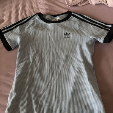 Adidas geripptes T-Shirt hellblau