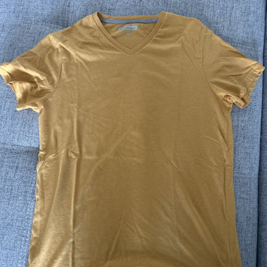 Gelbes T-Shirt mit V-Ausschnitt