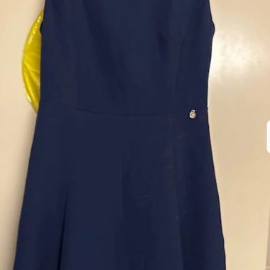 Dunkelblaues schönes Kleid