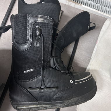 Snowboard boots