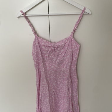 Robe rose à fines bretelles