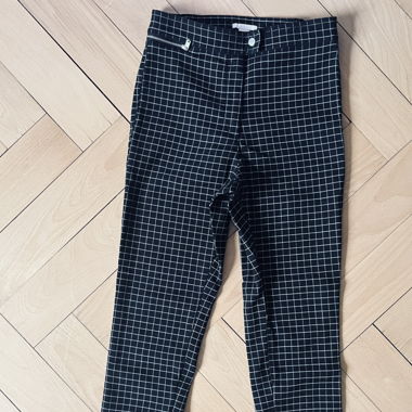 Röhrenhose mit dünnem Karomuster