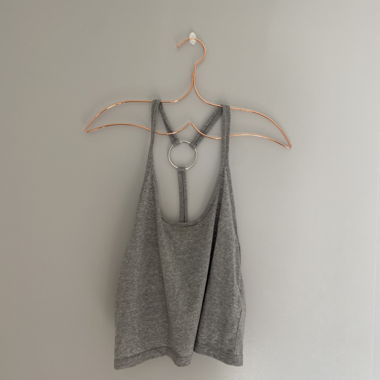 Graues Croptop mit Ring am Rücken