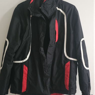 Schwarze Winterjacke mit Rot