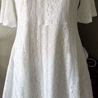 Weisses Spitzenkleid