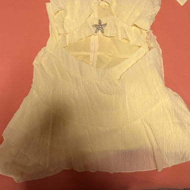Robe d'été jaune clair avec détails d'étoiles de mer