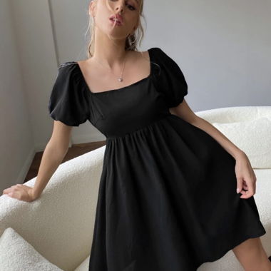 Schwarzes Kleid mit offenem Ruecken
