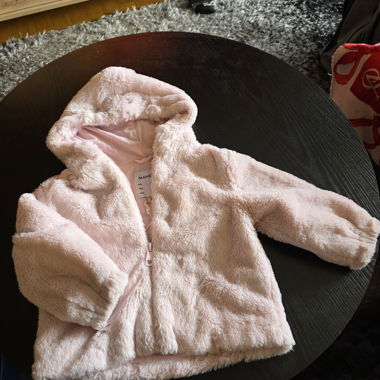 Giacca con cappuccio in finta pelliccia rosa