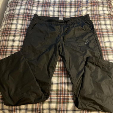 Pantaloni parachute (Nike e No Name)