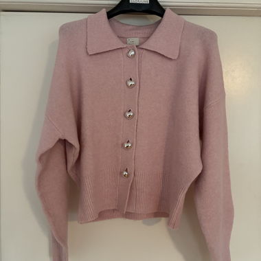 Cardigan rosa con bottoni a forma di cuore