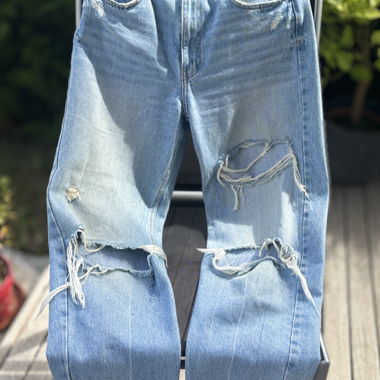 Zara-Jeans mit Löchern