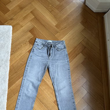 Jeans gris avec fentes sur le bas