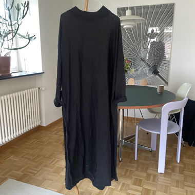 Schwarzes Kleid aus Merinowolle