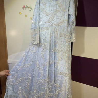 Maxi abito azzurro cielo con ricamo completo