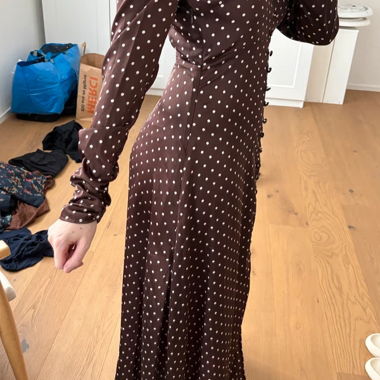 Abito in satin marrone a pois Guess