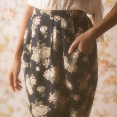 Jupe crayon vintage à motif rose (S)