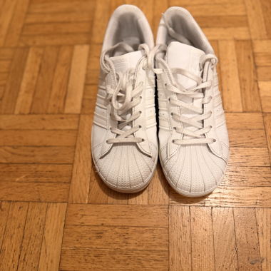 Weisse Adidas-Sneaker
