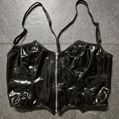 Top gotico in vinile con zip