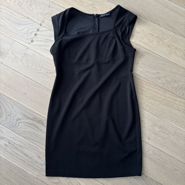 Schwarzes Kleid