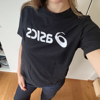 Schwarzes Asics-Sportshirt